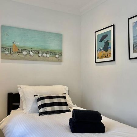 Lavender Apartment - Spacious Apartment Close To The Beach Deal Esterno foto