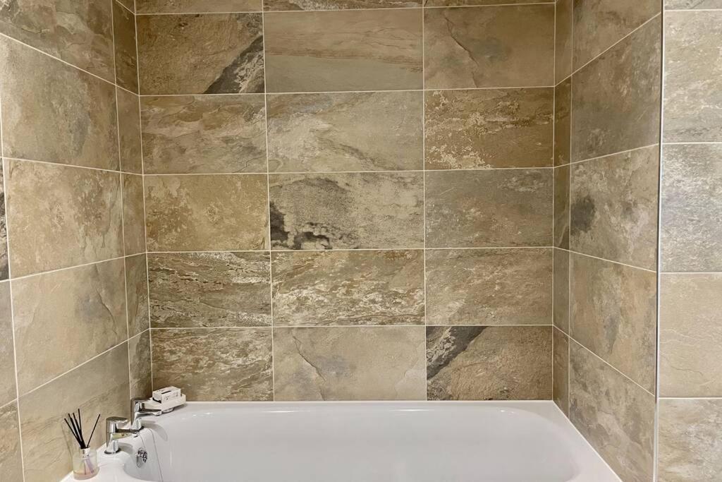 Lavender Apartment - Spacious Apartment Close To The Beach Deal Esterno foto