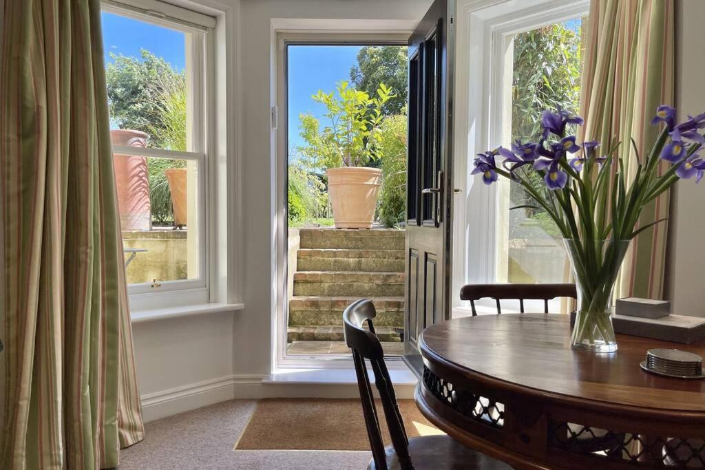 Lavender Apartment - Spacious Apartment Close To The Beach Deal Esterno foto