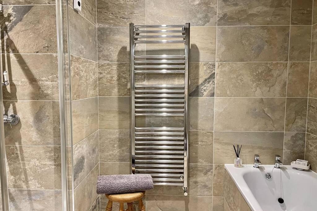 Lavender Apartment - Spacious Apartment Close To The Beach Deal Esterno foto