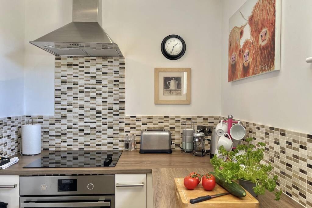 Lavender Apartment - Spacious Apartment Close To The Beach Deal Esterno foto