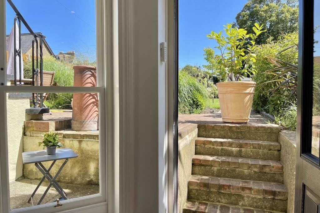 Lavender Apartment - Spacious Apartment Close To The Beach Deal Esterno foto