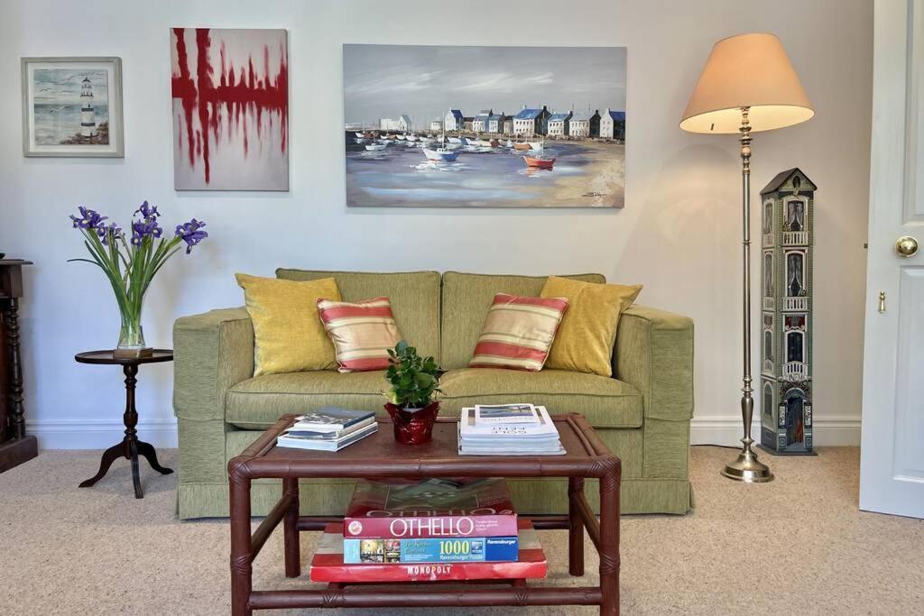 Lavender Apartment - Spacious Apartment Close To The Beach Deal Esterno foto
