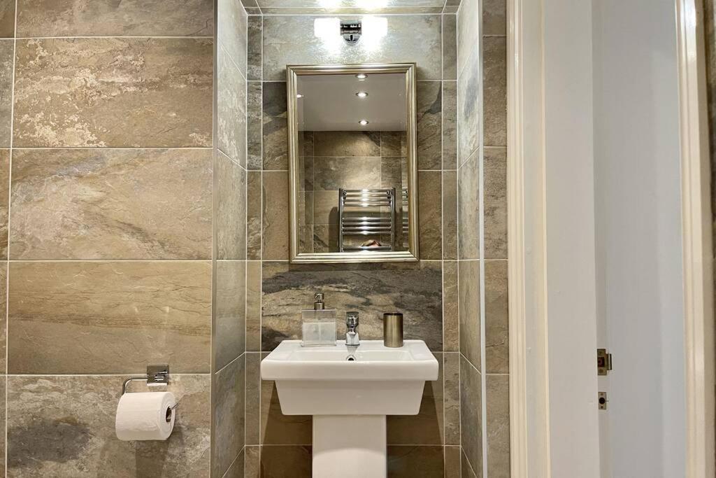 Lavender Apartment - Spacious Apartment Close To The Beach Deal Esterno foto