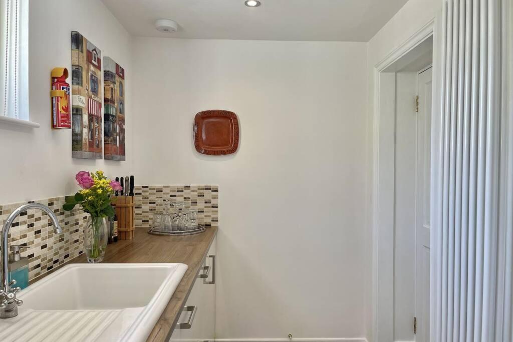 Lavender Apartment - Spacious Apartment Close To The Beach Deal Esterno foto